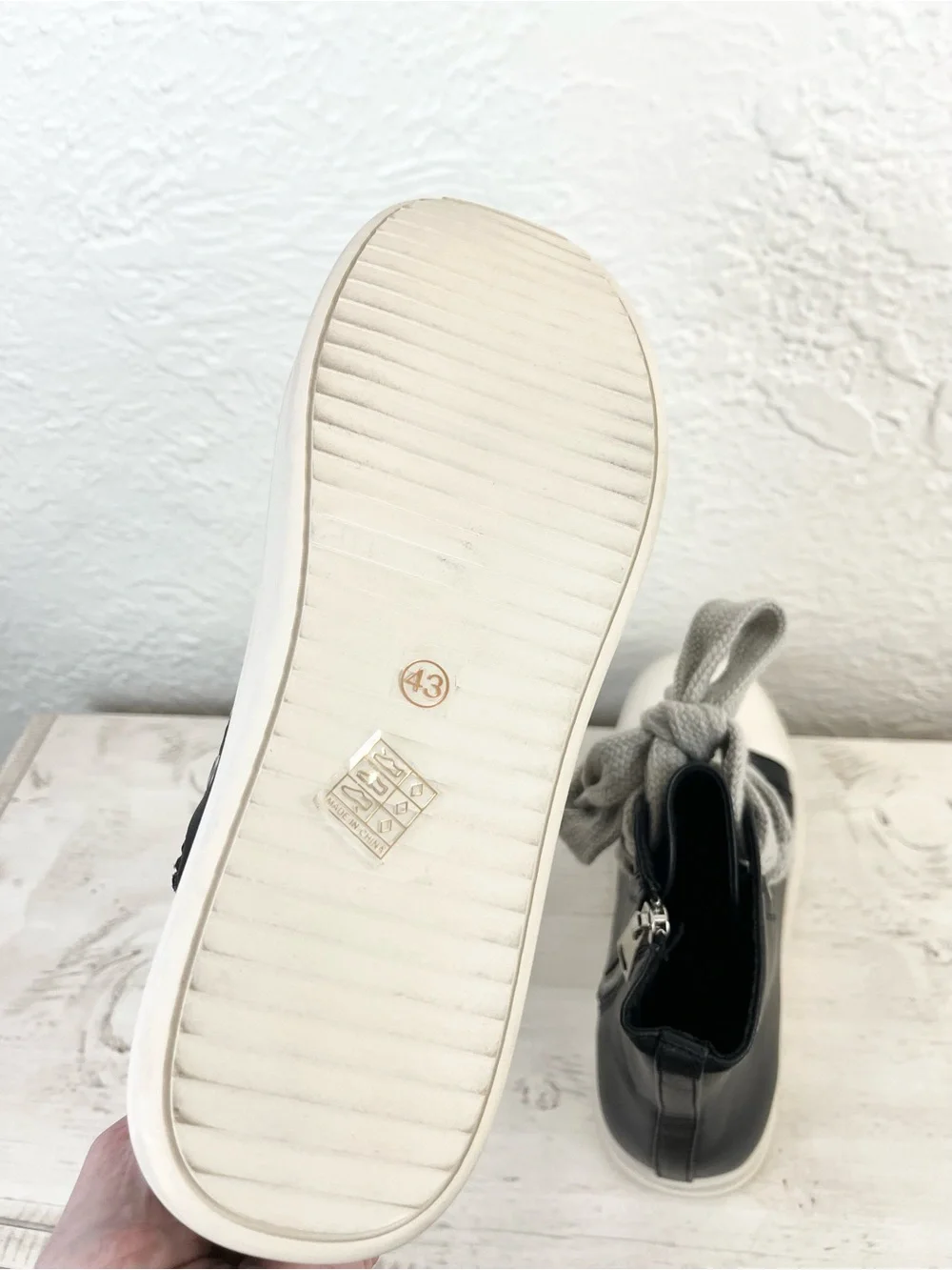 Hi Top Sneaker Shoes Black Thick Laces size 10 42